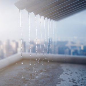 屋根から落ちる雨水