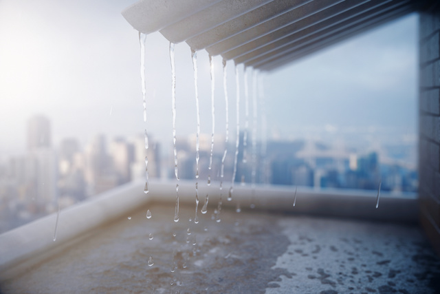 屋根から落ちる雨水